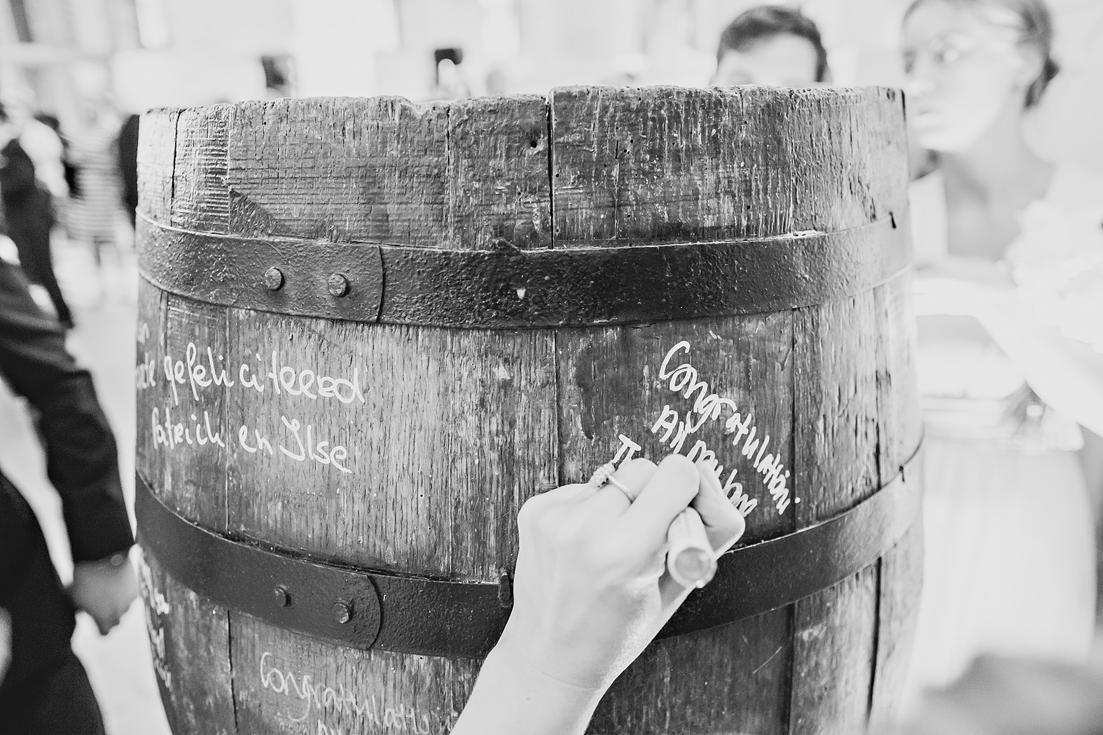 Wedding Idea – The Whiskey Barrel Signing Board