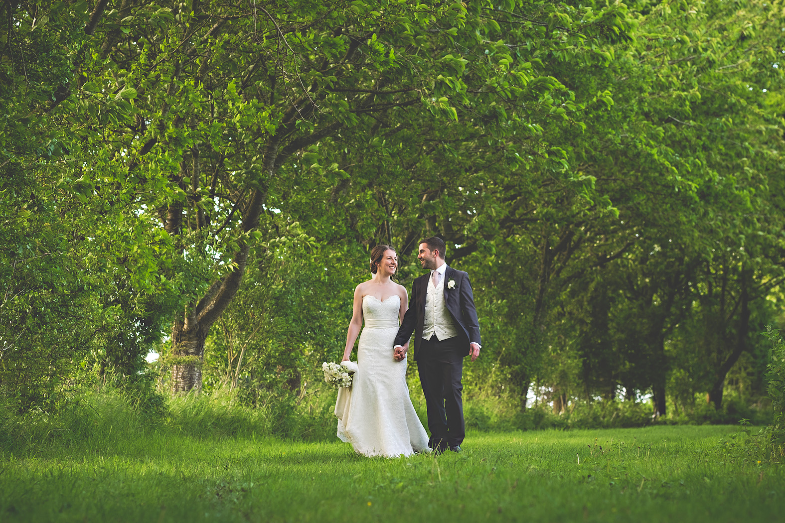 Sarah and James – Hampshire Wedding at Tithe Barn